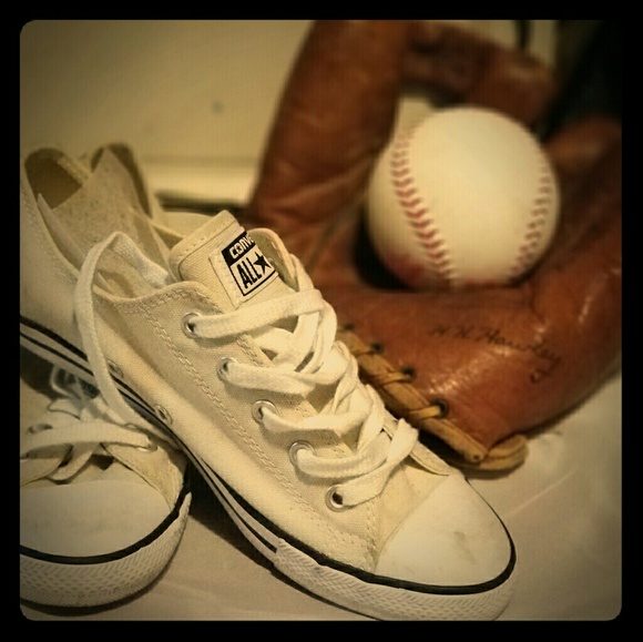 Converse- Chuck Taylors - Picture 2 of 3